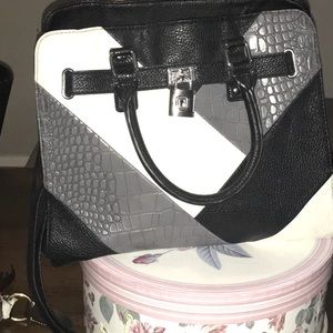 No name brand but a beautiful purse